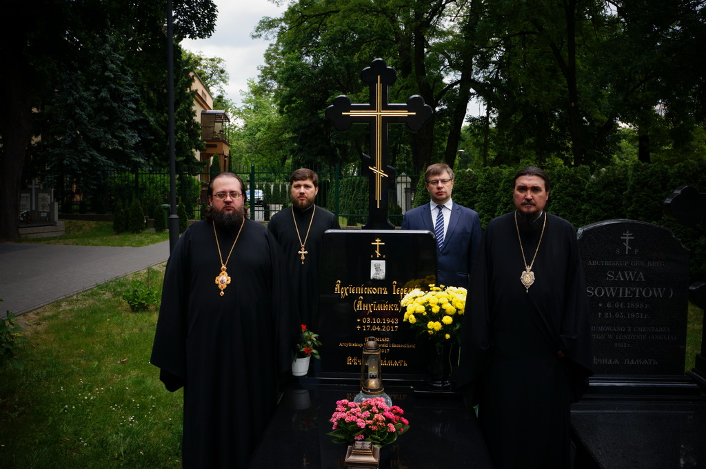 Єпископ Сильвестр відслужив заупокійну літію на могилі архієпископа Єремії (Анхим’юка)