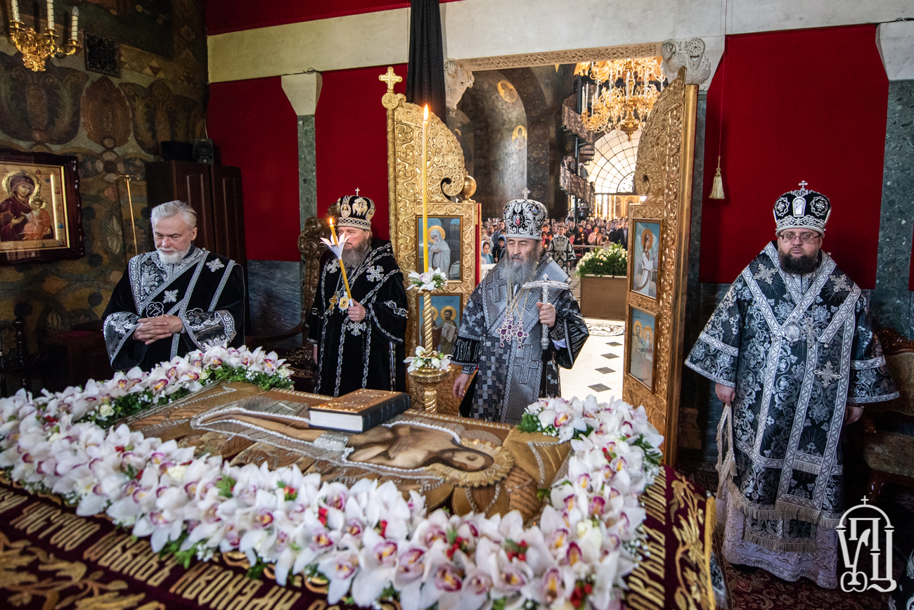 Вечірнє богослужіння Великої П’ятниці з виносом Святої Плащаниці Господа нашого Іісуса Христа