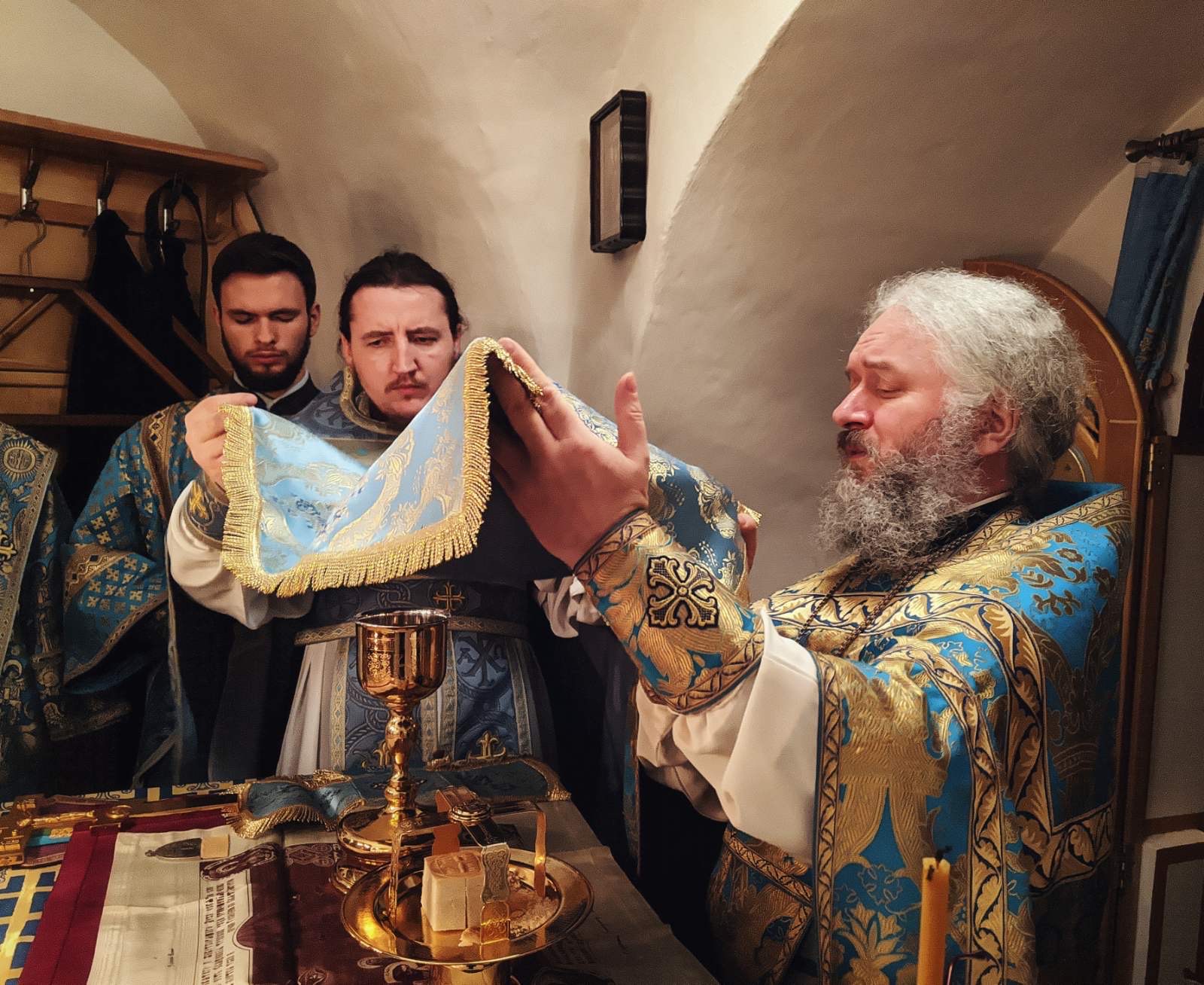 Студенти КДА молились за нічною літургією у Дальніх печерах Свято-Успенської Києво-Печерської Лаври