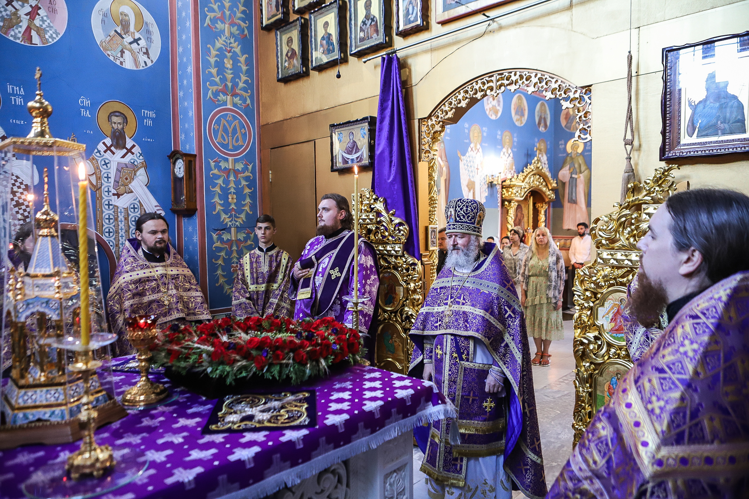 Богослужіння напередодні Винесення Чесних Древ Животворящого Хреста