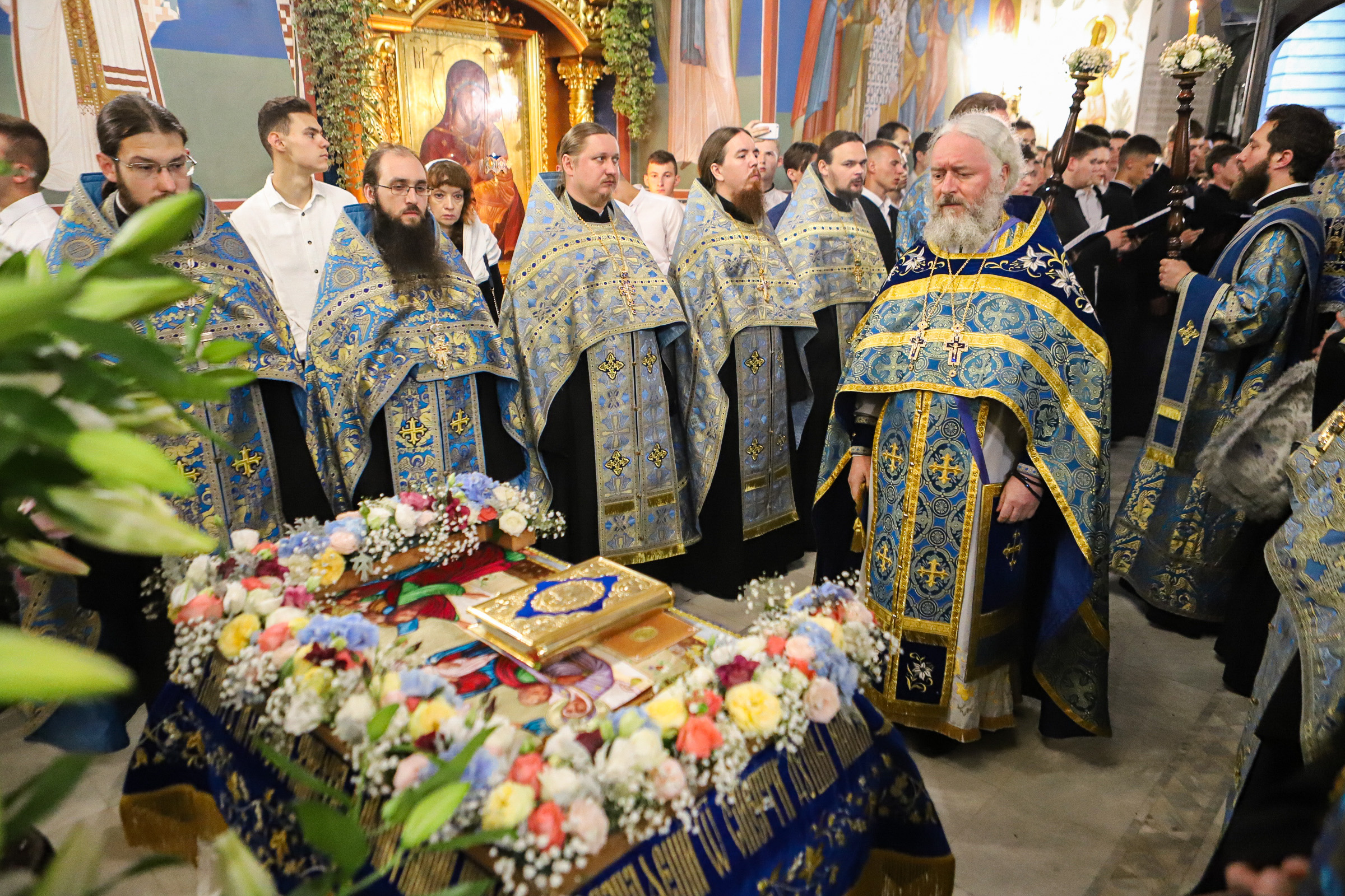В Академічному храмі звершено утреню з чином погребіння Плащаниці Богородиці