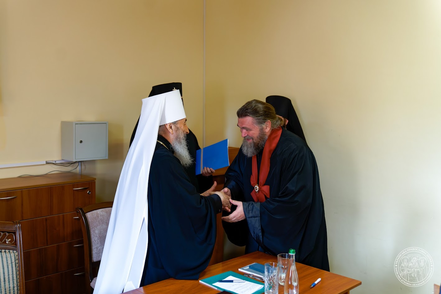 Предстоятель УПЦ нагородив першого проректора КДАіС протоієрея Сергія Ющика орденом святого князя Ярослава Мудрого