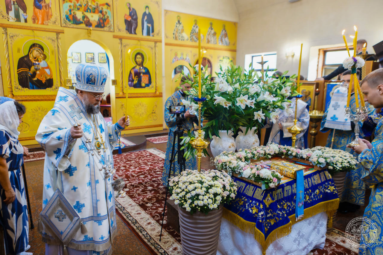 Ректор КДАіС очолив Всенічне бдіння з чином погребіння Плащаниці Пресвятої Богородиці