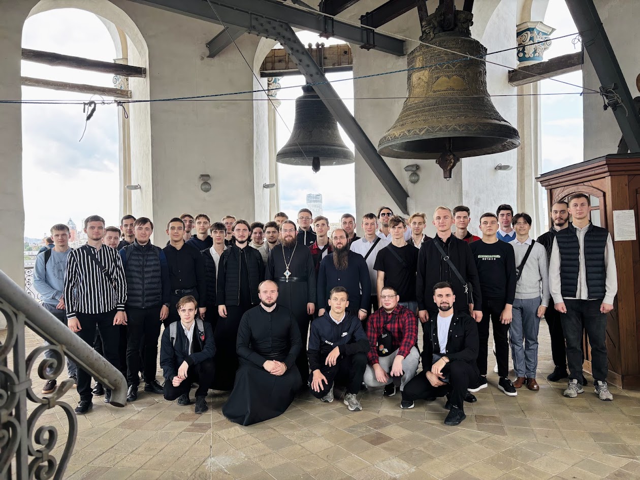 Студенти І-го курсу та вихованці 1-го класу Київських духовних шкіл відвідали з екскурсією Києво-Печерську Лавру
