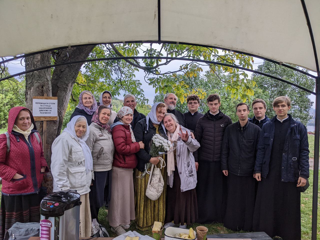 Вихованці 2-го класу Київських духовних шкіл молилися на Літургії з сурдоперекладом в Іонинському монастирі столиці