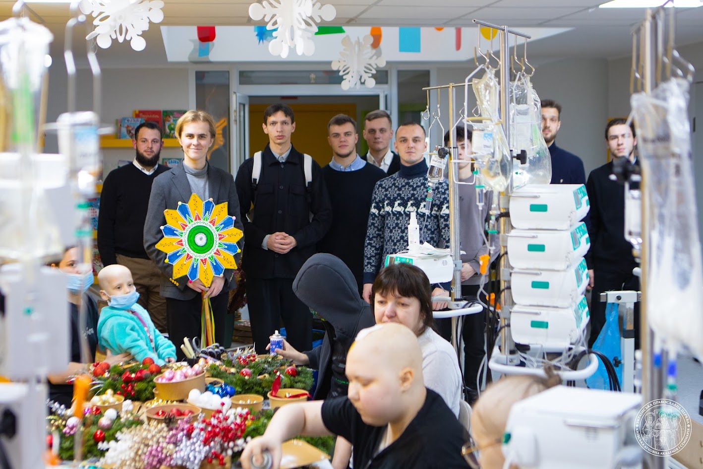 Студенти Київських духовних шкіл відвідали онкохворих дітей та привітали їх з прийдешніми різдвяними святами