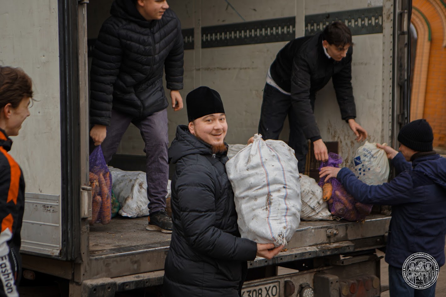 Київські духовні школи отримали благодійну допомогу від Хмельницької єпархії УПЦ