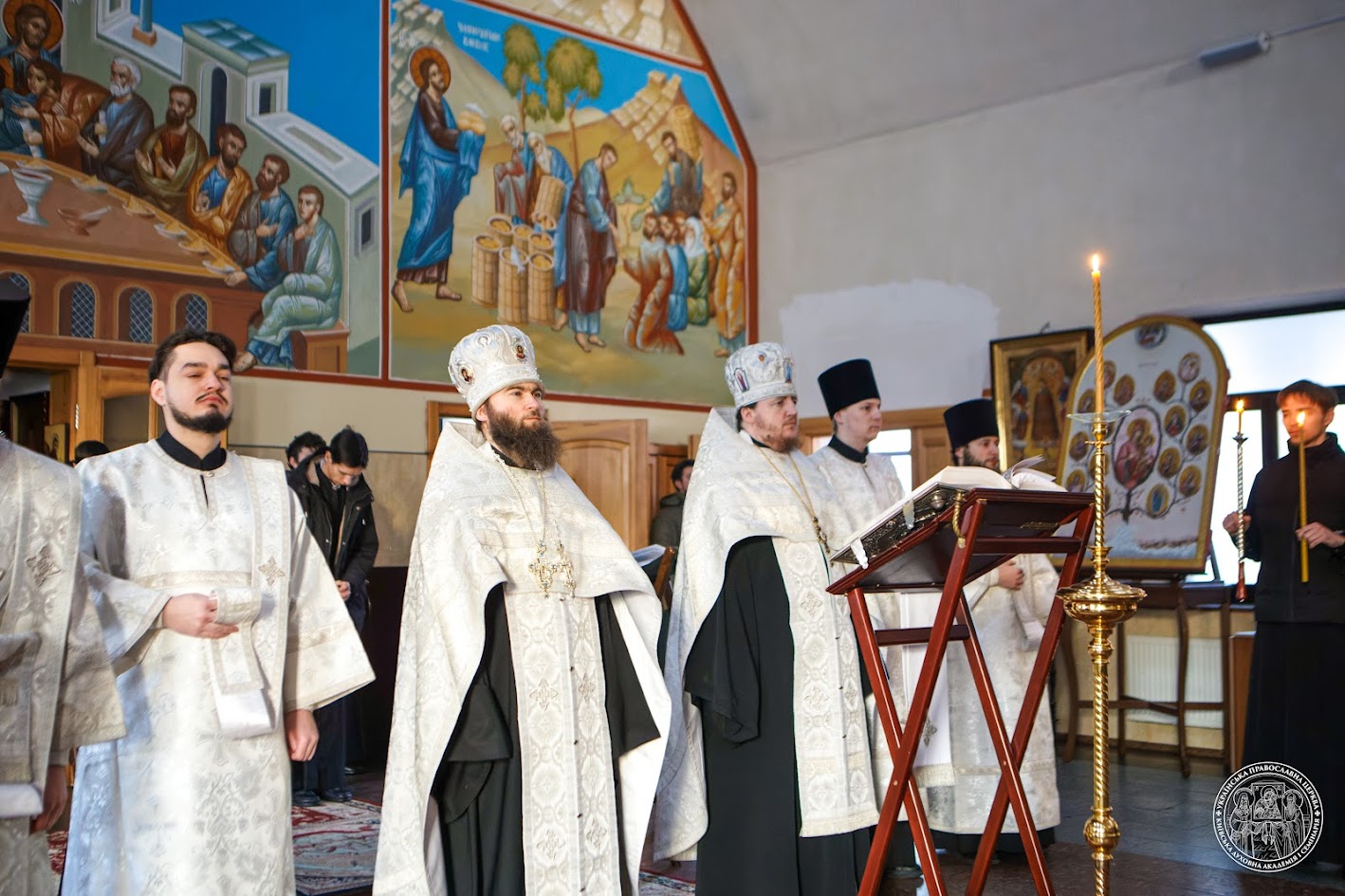 В Київських духовних школах відслужені Царські часи та зображальні