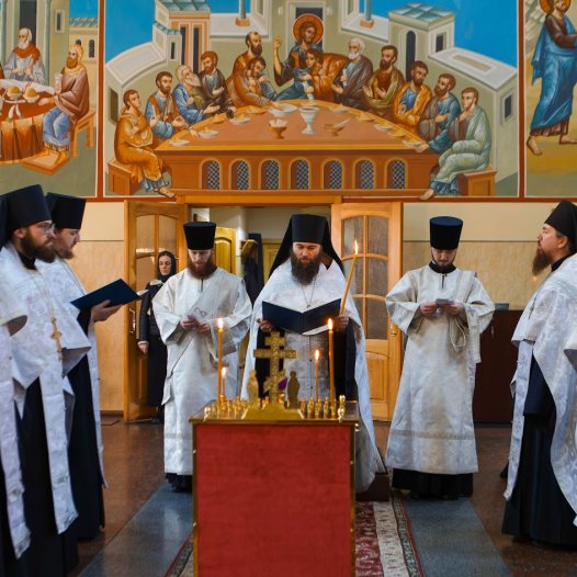 Заупокійна вечірня служба напередодні батьківської поминальної суботи