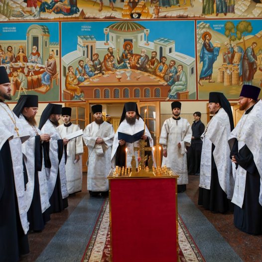 Заупокійна вечірня служба напередодні батьківської поминальної суботи