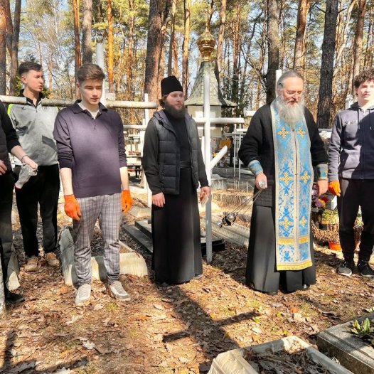 Митрополит Климент разом із студентами Академії здійснили прибирання на могилах покійних монахинь Флорівського монастиря