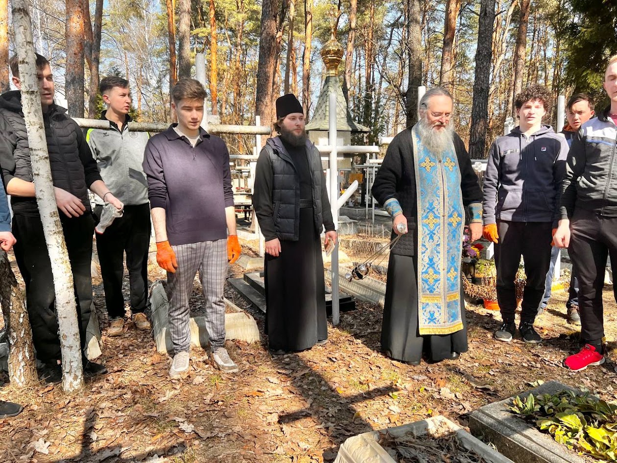 Митрополит Климент разом із студентами Академії здійснили прибирання на могилах покійних монахинь Флорівського монастиря