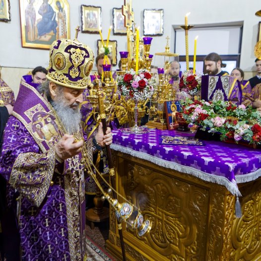 Предстоятель УПЦ звершив Всенічне бдіння з винесенням Чесного Хреста Господнього в Академічному храмі КДАіС