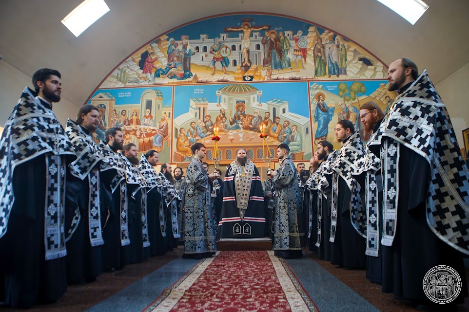 В Київських духовних школах відслужена Пасія з читанням Акафісту Страстям Христовим