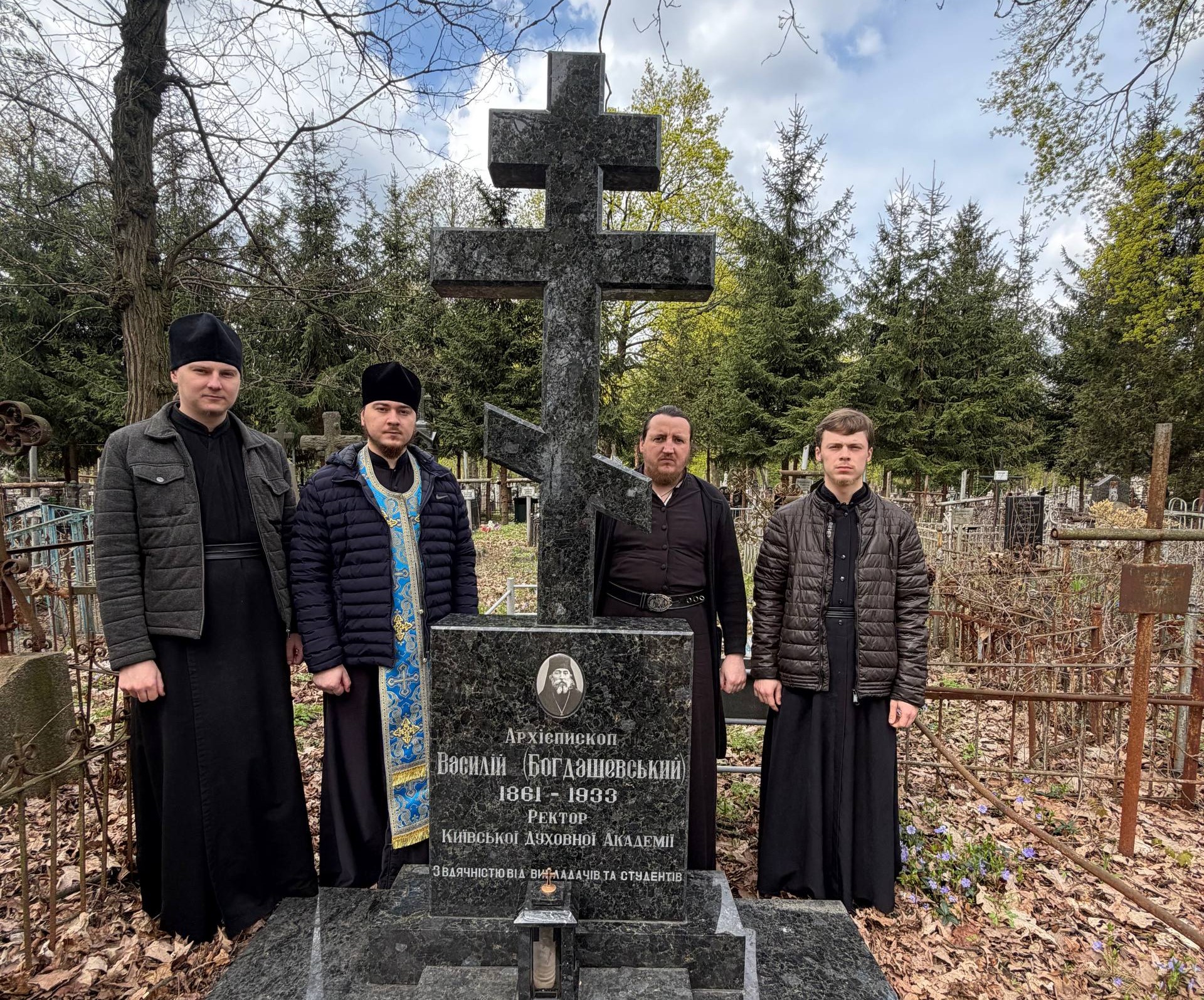 Традиційне впорядкування могил спочилих архієреїв та професорів КДА на Лук’янівському та Байковому кладовищах м. Києва