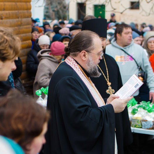 Ректор КДАіС звершив освячення пасок для сімей вимушених переселенців