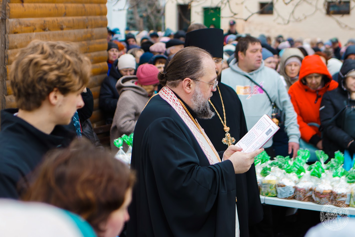 Ректор КДАіС звершив освячення пасок для сімей вимушених переселенців