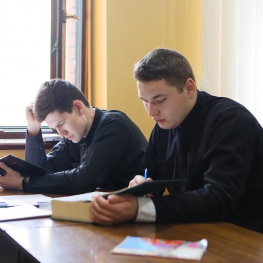 В Київських духовних школах розпочалась літня екзаменаційна сесія