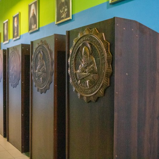 В навчальних аудиторіях КДАіС встановлено нові викладацькі кафедри