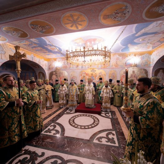 У День Святого Духа Предстоятель УПЦ за Літургією привітав архієпископа Сильвестра з Днем народження