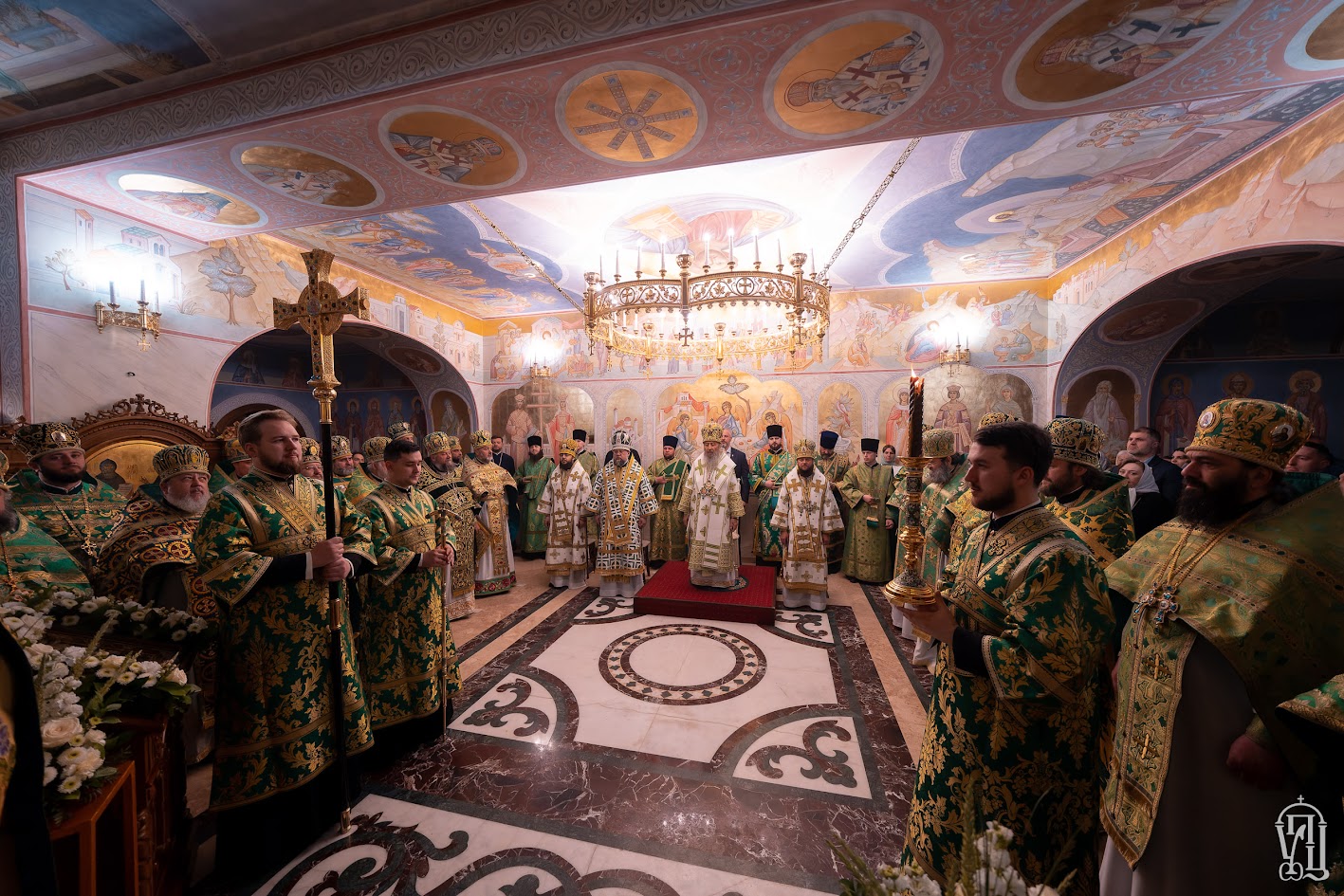 У День Святого Духа Предстоятель УПЦ за Літургією привітав архієпископа Сильвестра з Днем народження