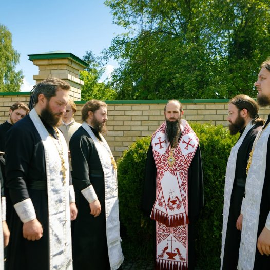 На могилі архімандрита Романа (Подлубняка) звершена панахида у 3-тю річницю його упокоєння