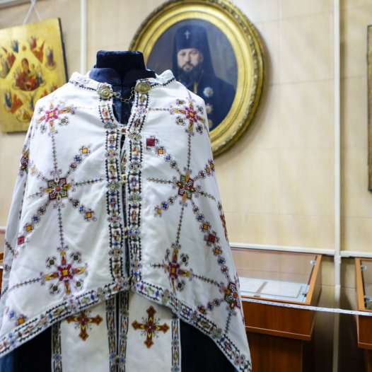 Церковно-археологічному музею КДА передано старовинне облачення початку ХХ століття