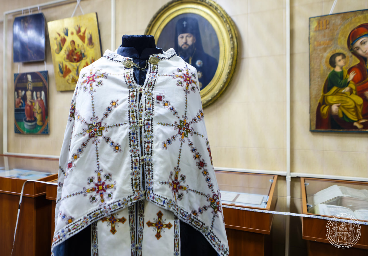 Церковно-археологічному музею КДА передано старовинне облачення початку ХХ століття