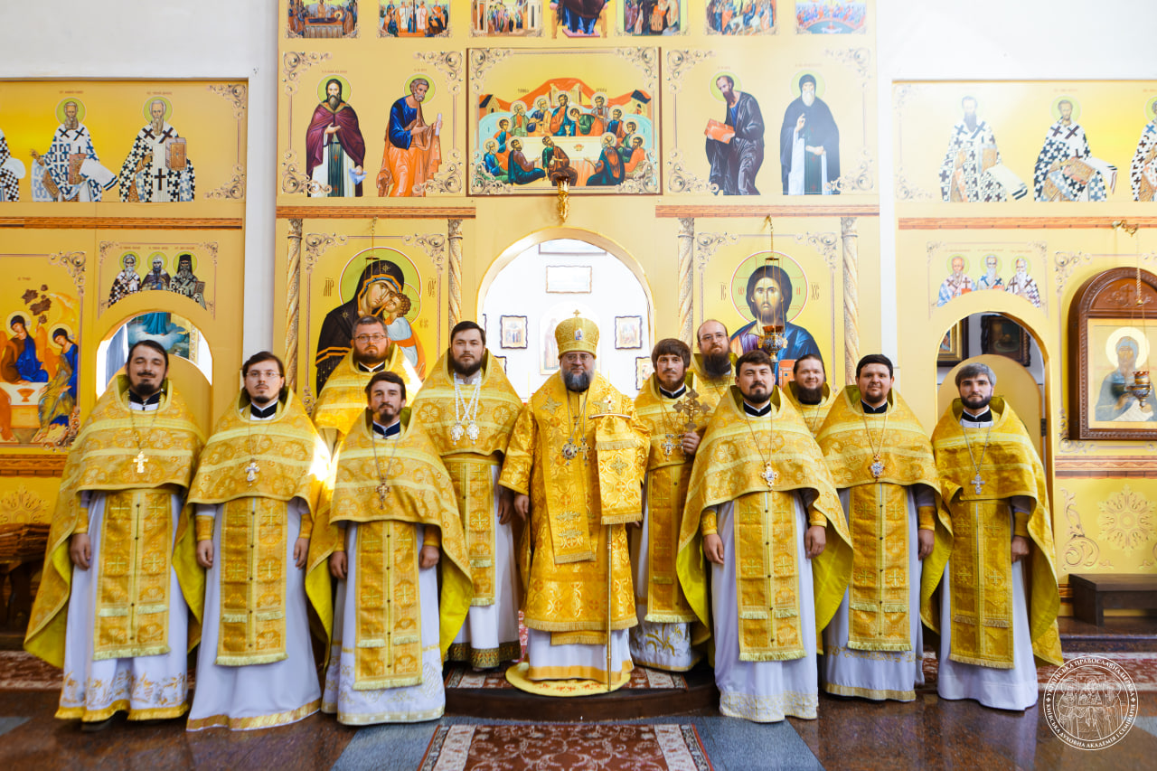 Ректор КДАіС звершив Літургію разом із випускниками Київської духовної семінарії 2016 року