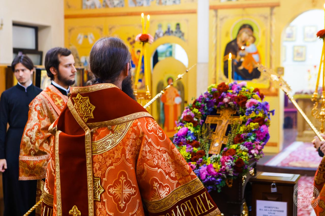 Богослужіння напередодні свята Винесення Чесних Древ Животворящого Хреста Господнього