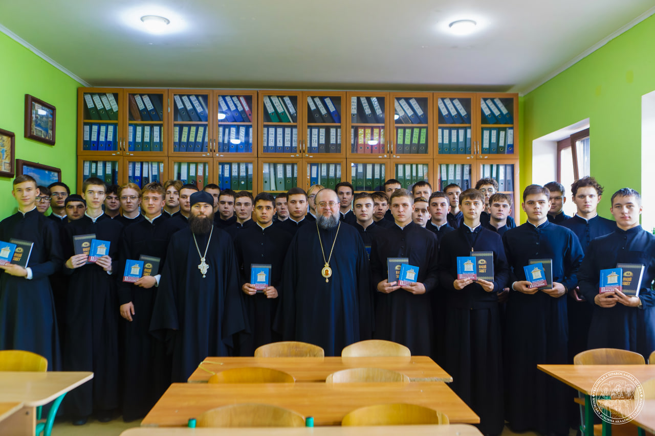 На початку навчального року ректор Київських духовних шкіл зустрівся з вихованцями 1-го класу КДС