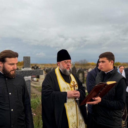 Ректор КДАіС звершив заупокійну літію на могилі спочилого ректора КДА протоієрея Петра Влодека