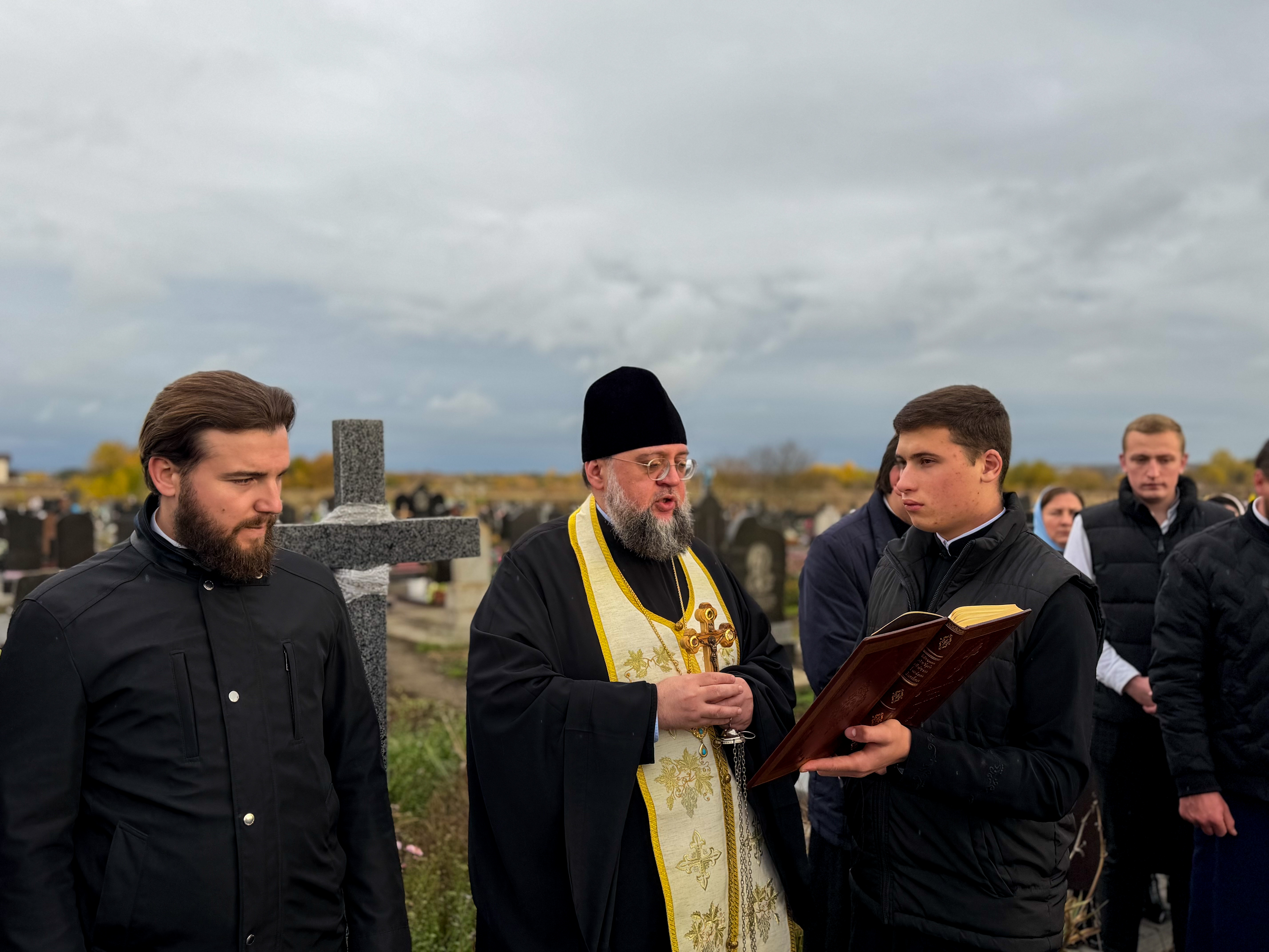 Ректор КДАіС звершив заупокійну літію на могилі спочилого ректора КДА протоієрея Петра Влодека